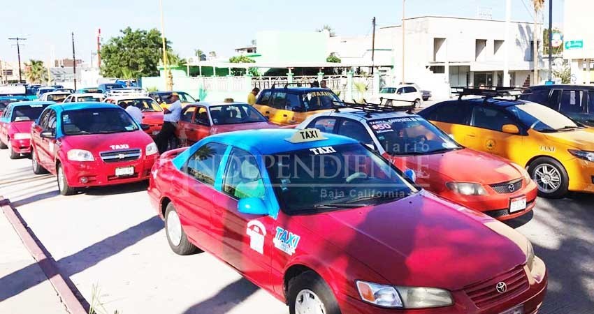 Protestan taxistas de La Paz; quieren fuera a Uber
