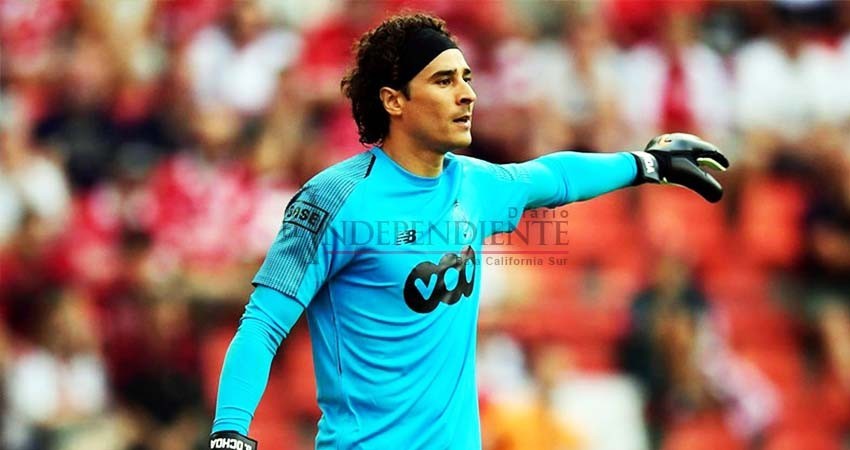 Ochoa regaló un gol, pero le salvaron la noche con agónico triunfo