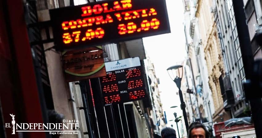 Se desploma peso argentino en un 21%