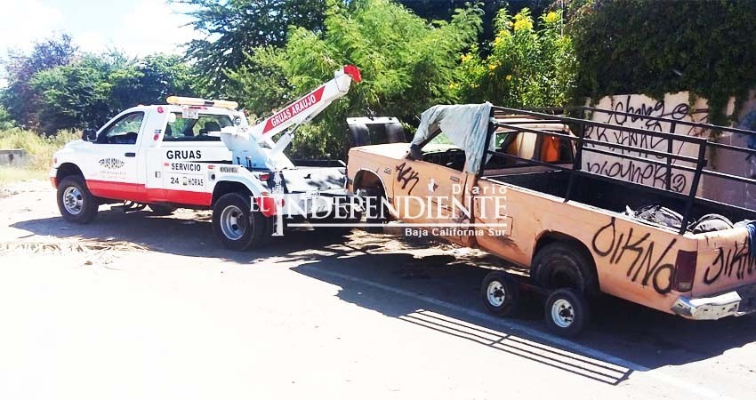 A la basura, carros chatarra estacionados en la vía pública: Tránsito Municipal