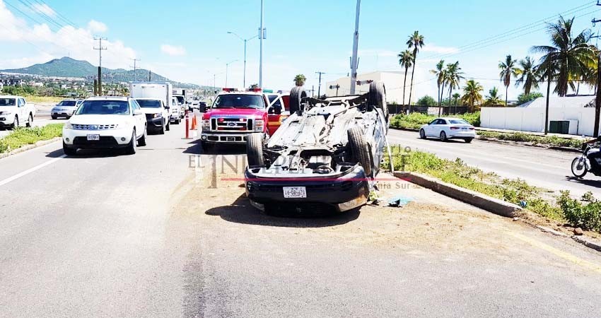 Bache en Carretera Transpeninsular ocasiona volcadura en CSL