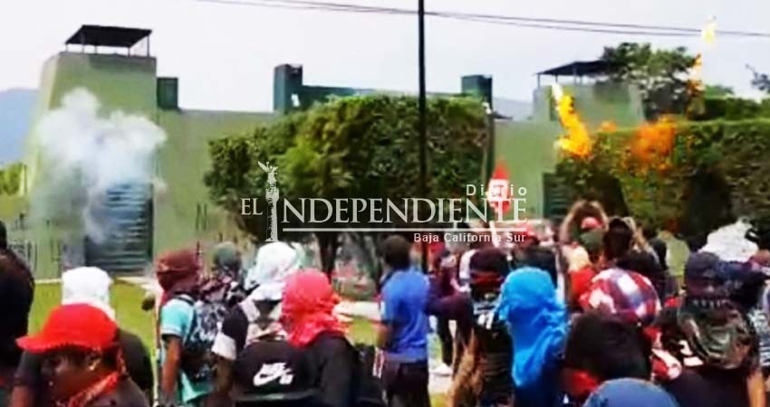 Vandalizan normalistas de Ayotzinapa instalaciones militares