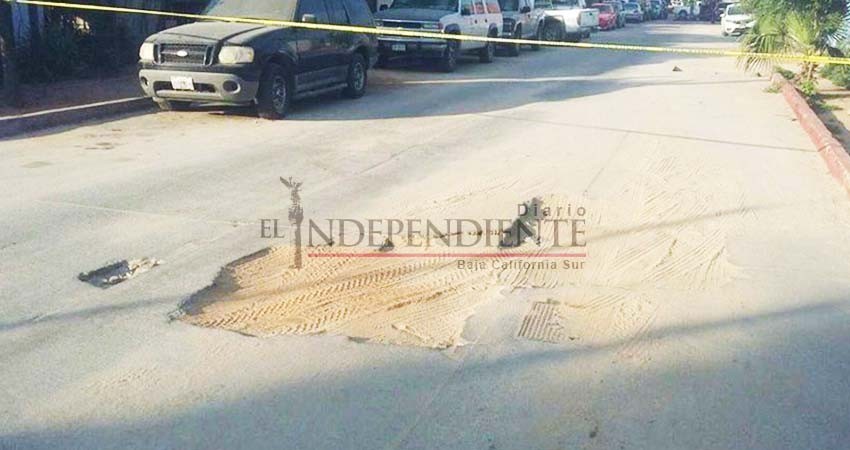 Piden vecinos de Col. 4 de Marzo reparen baches abandonados por OomsapasLC