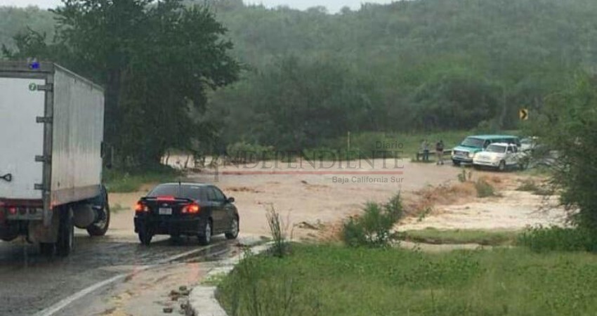 Reportan tráfico interrumpido por crecida de arroyo en el tramo SJC-Miraflores