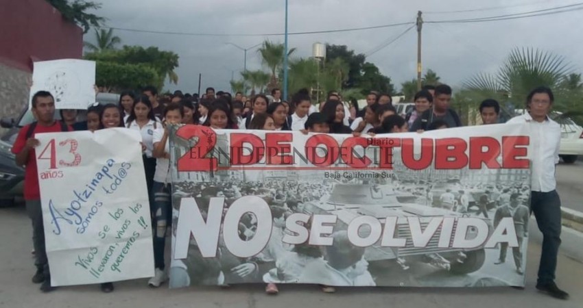 Estudiantes marchan en CSL para conmemorar la matanza de Tlatelolco