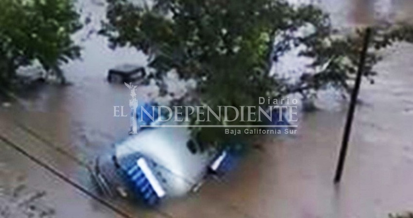 Lluvias y desbordamiento de río generan caos en Texas