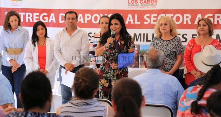 Múltiples apoyos fueron entregados por la Alcaldesa de Los Cabos en zona norte de SJC