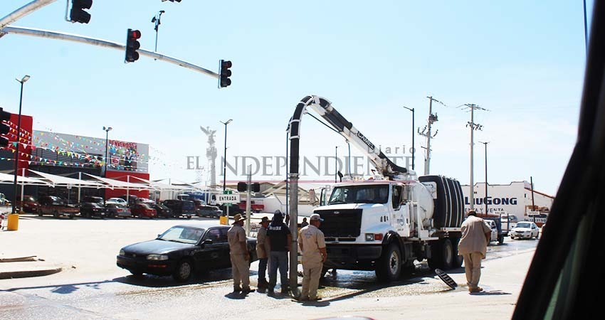 A “medias” opera equipo del Oomsapas para drenaje y alcantarillado en CSL