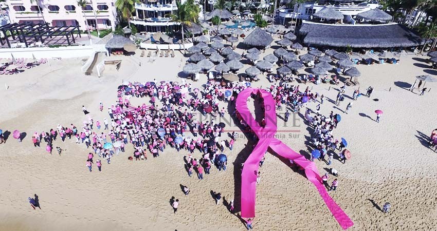 500 personas participaron en la formación de un Lazo Rosa Humano