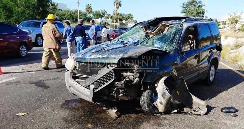 Aparatosa volcadura en Corredor Turístico de Los Cabos