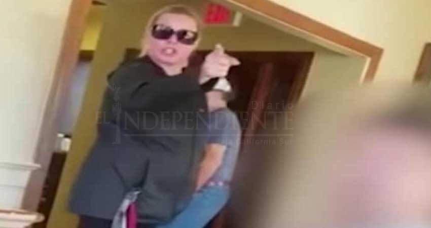 Gringa exige a hispanos mostrar sus pasaportes en restaurante