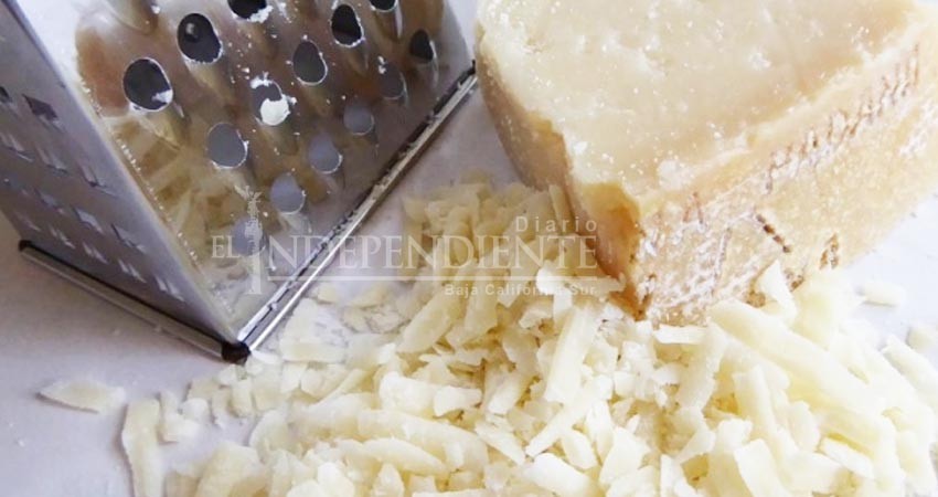 Este video demuestra que llevas toda la vida rallando mal el queso