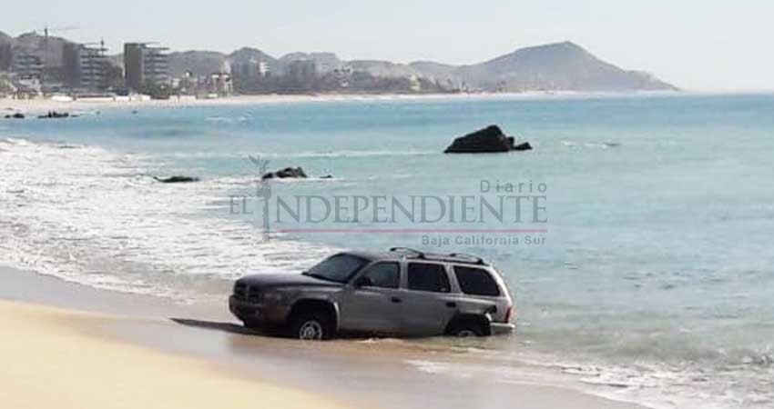 Amanece vehículo "anfibio" en playa El Tule