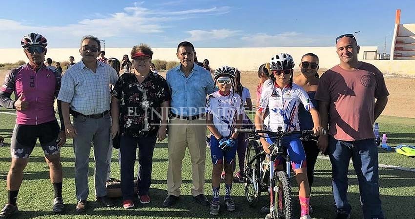 Entrega asociación bicicleta a atleta de Mulegé