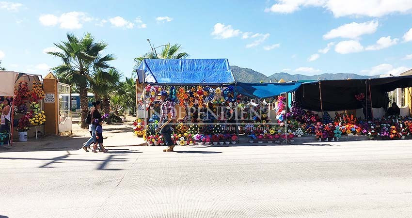 Panteones de Los Cabos se visten de colores