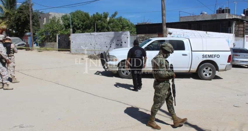 Localizan a una persona sin vida dentro de un vehículo en CSL