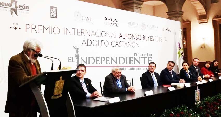 Adolfo Castañón recibe el premio Alfonso Reyes