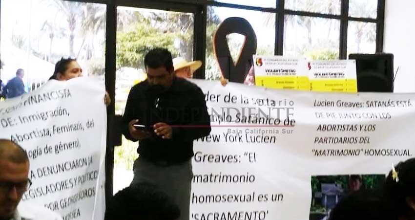 Protestan contra matrimonio igualitario en foro ciudadano de La Paz