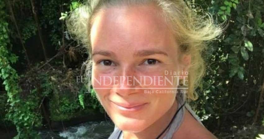 Mujer lanza a su bebé desde auto en movimiento