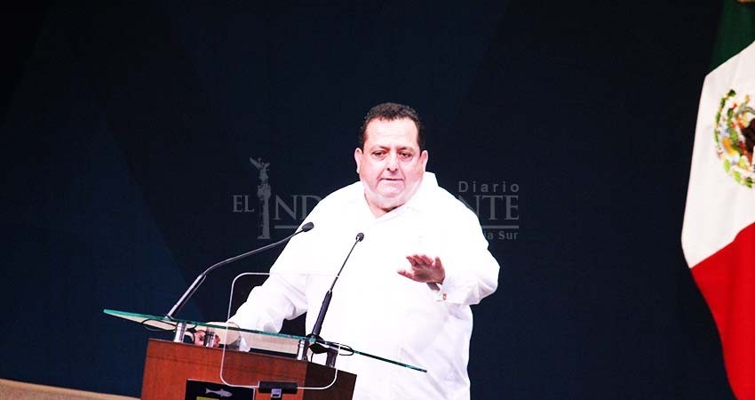 Se “apunta” gobernador de BCS para criticar políticas de AMLO