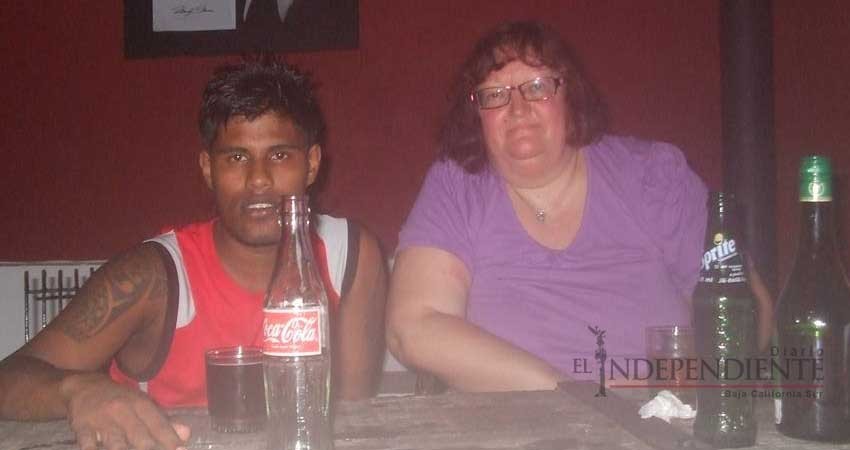 Escocesa deja su país por amor; esposo le es infiel y la endeuda