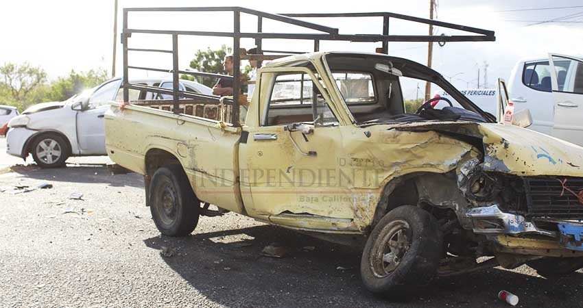 ¡Peligroso retorno! … Chocan pick up y automóvil frente al fraccionamiento Costa Dorada