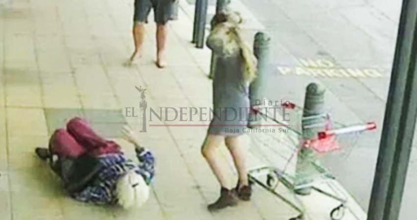 Hombre patea brutalmente a una abuela; pensaba que era bruja