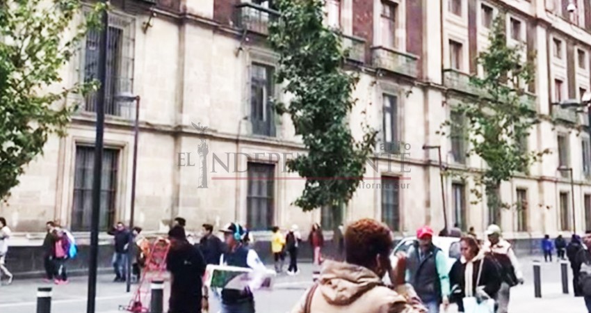 Retiran ambulantes de los alrededores a Palacio Nacional