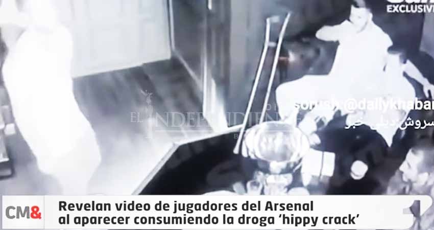Jugadores del Arsenal son grabados inhalando 'gas de la risa'