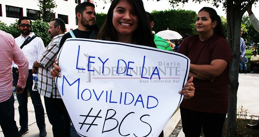 Universitarios exigen transportes eficientes y calles dignas