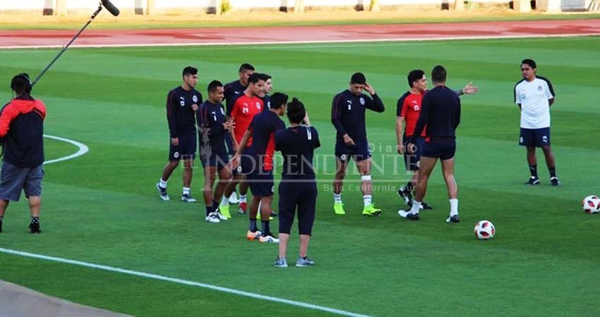 Pulido entrena con vendaje en rodilla pero está listo para Mundial de Clubes