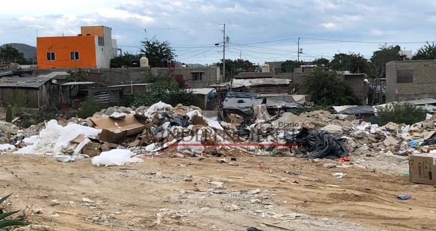 Denuncian vecinos de Valle del Cabo que empresas acuden a tirar sus escombros