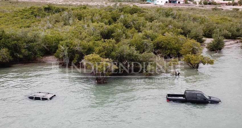 Quedan atrapados carros en el manglar de La Paz
