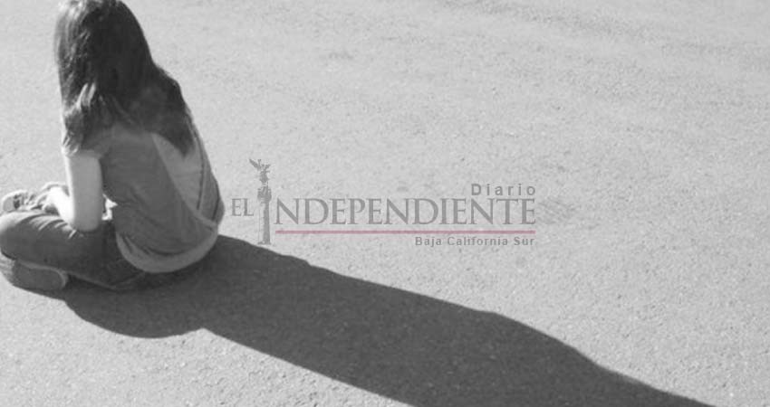 Papá abandona a su hija en la calle 'como castigo' por no dormir