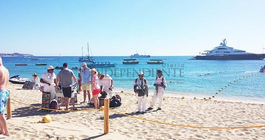 Piden comerciantes que autoridades no cedan a presiones de grupos de ambulantes