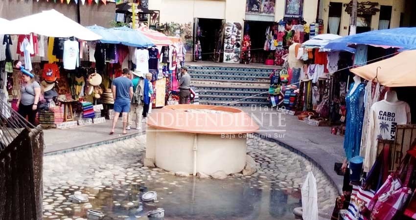 Continúa Cabo San Lucas hundido entre aguas negras