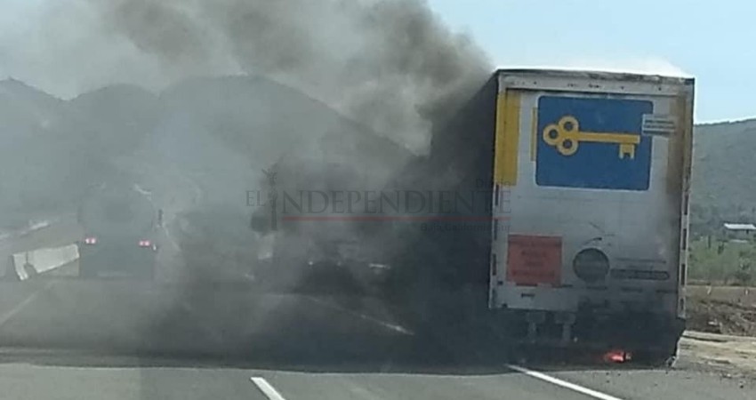 Se incendia camión de Coppel en Carretera Transpeninsular