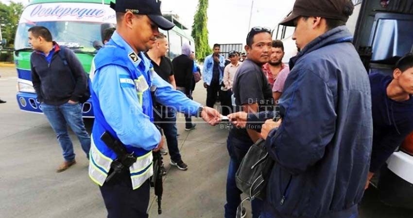 Guatemala detiene y deporta a 62 migrantes hondureños