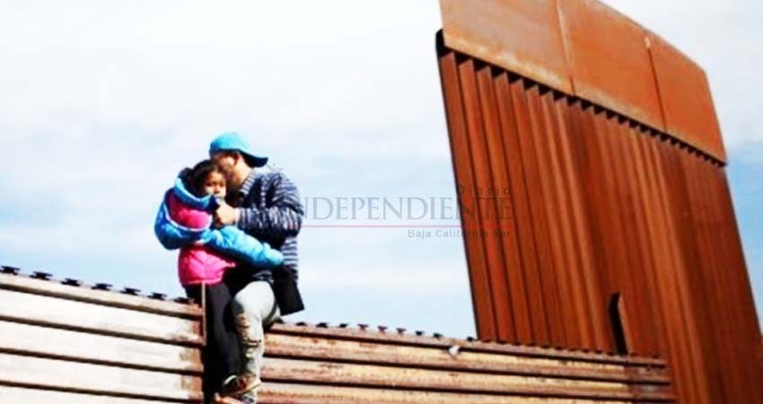 Niña migrante cae al intentar cruzar muro fronterizo con EU