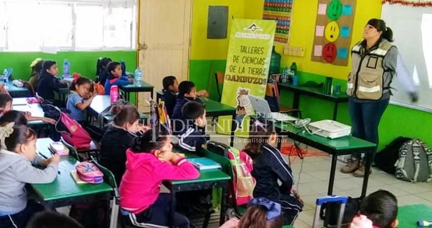 Jóvenes geólogos enseñan ciencias a niños de La Paz
