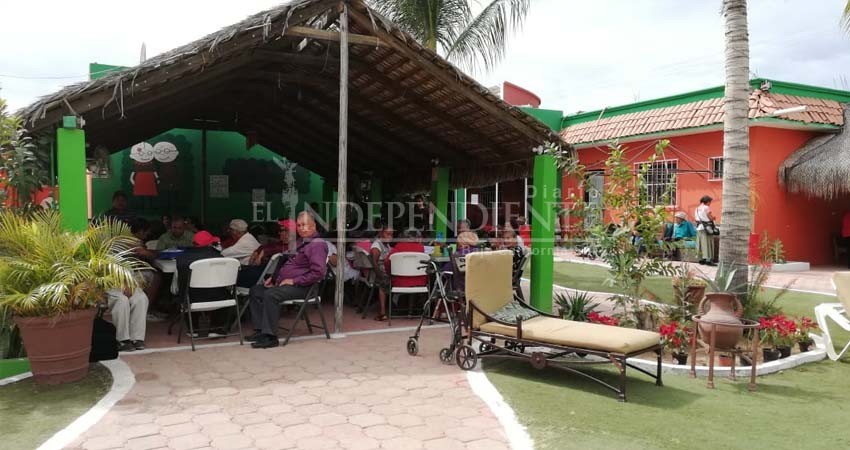 Abuelitos de Club de Abuelos San Miguel en CSL abandonados por autoridades gubernamentales