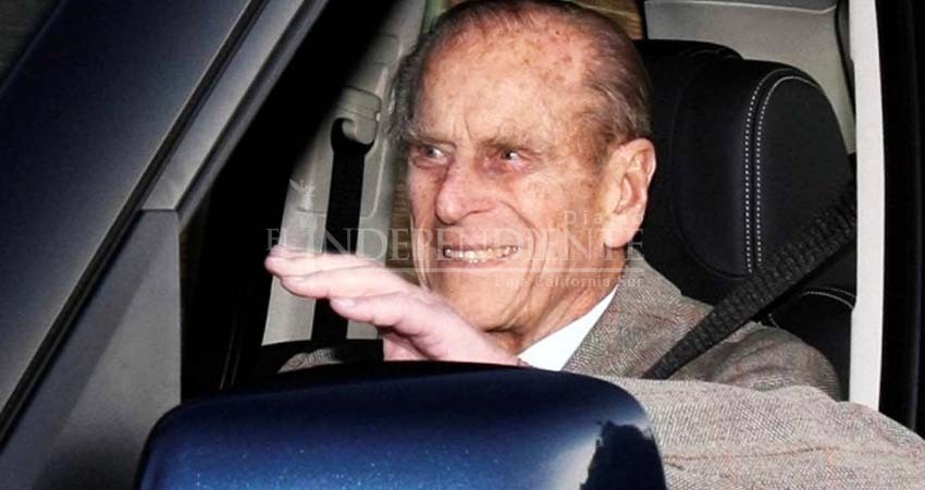 Príncipe Felipe decide dejar de manejar tras accidente