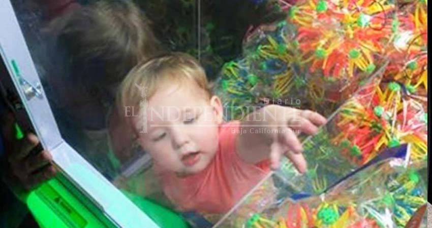 Bebé queda atrapado dentro de máquina de juguetes