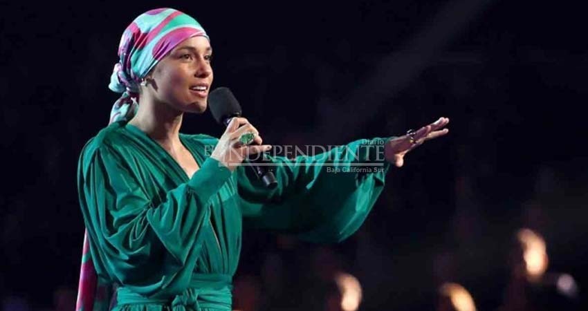 ¿Por qué Alicia Keys fue de cara lavada y con turbante a los Grammys?