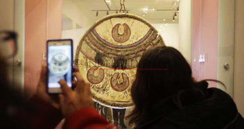 Develan el esplendor de 'Chimalli', escudo mexica de arte plumario
