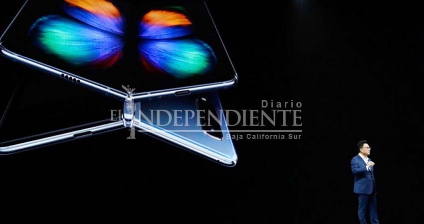 Samsung lanza smartphone de 2 mil dólares con pantalla plegable