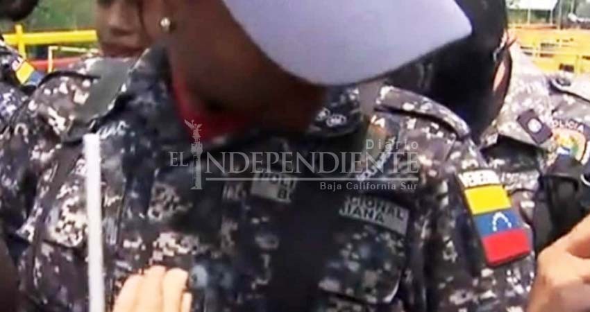 Policías de Venezuela lloran ante paisanos; van 13 deserciones