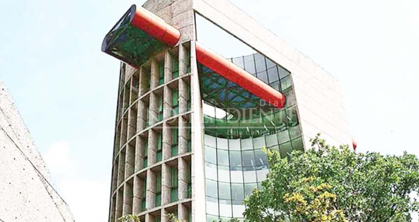 Amagan con huelga en FCE