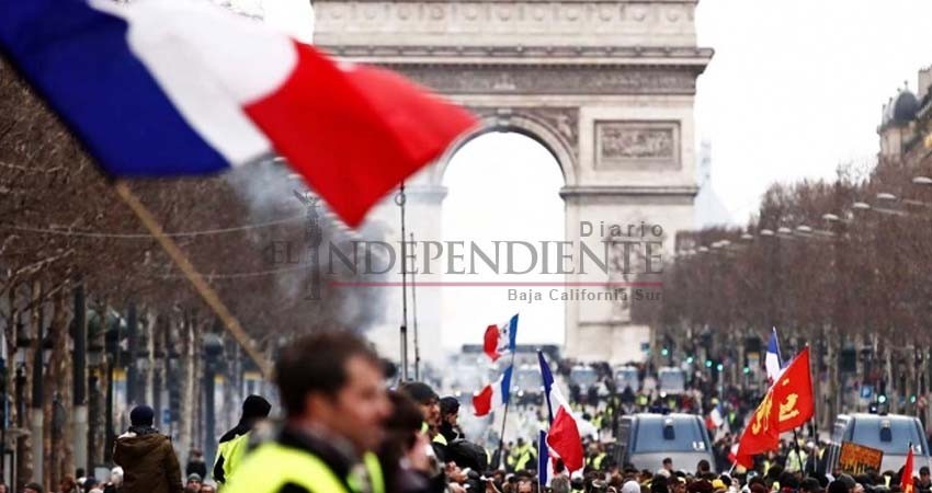 'Chalecos amarillos' marchan y acusan a Macron de ignorar crisis