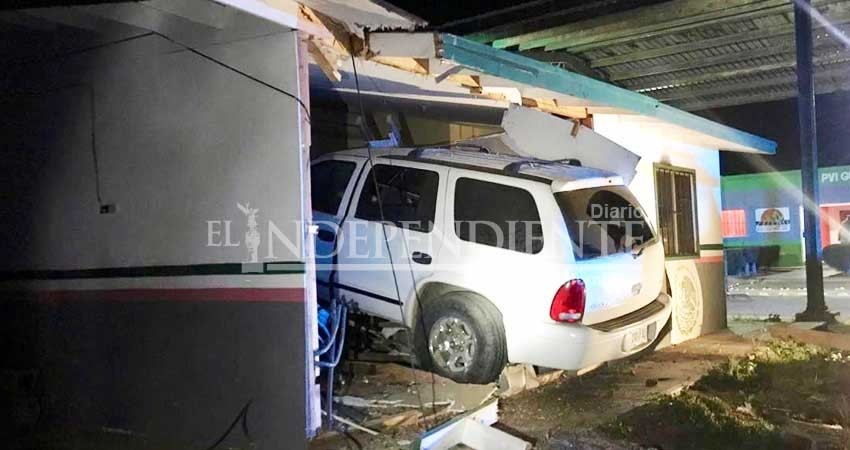 Lo venció el cansancio y terminó dentro de la caseta de migración